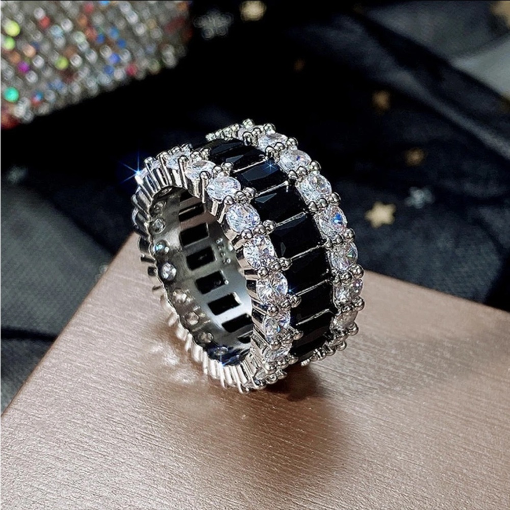 STUNNING BLACK ETERNITY BAND RING - Picture 3 of 5